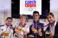 Čeští olympionici Zuzana Hejnová, Barbora Špotáková, Jaroslav Kulhavý a David Svoboda zapíjejí své medaile plzeňským pivem po příjezdu z OH 2012 v Londýně.