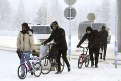 Migranti na hraničním přechodu mezi Finskem a Ruskem ve finském Laponsku.