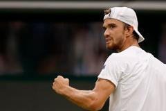 Tomáš Macháč v utkání prvního kola Wimbledonu 2023