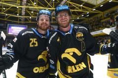 Bratři David a Ondřej Kašovi oslavují výhru Litvínova