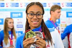 Lurdes Gloria Manuel pózuje se zlatou a bronzovou medailí z ME juniorů