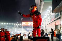 Carlos Sainz z Ferrari slaví triumf ve VC Singapuru F1 2023