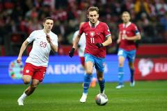 Bartosz Slisz a Jan Kuchta v zápase kvalifikace ME 2024 Polsko - Česko
