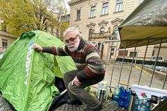 Chartista Gruntorád kritizuje nízké penze disidentů, drží hladovku před Úřadem vlády