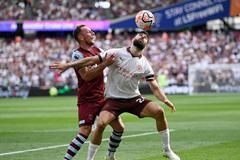 Vladimír Coufal a Joško Gvardiol v zápase West Hamu proti Manchesteru City