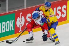 Jiří Smejkal a Jesper Sellgren v zápase Česko - Švédsko na MS 2021