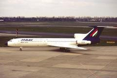 Letoun UT-154, patřící maďarské společnosti Malév. Fotografie je z roku 1994.
