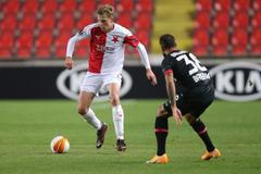 David Zima a Karim Bellarabi v zápase Evropské ligy Slavia Praha - Bayer Leverkusen