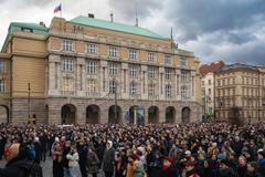 Střelba na Filozofické fakultě UK - pieta - obejmutí školy, zpěv, zármutek, studenti