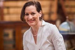 Anne Applebaumová, americká novinářka, spisovatelka a historička je také manželkou bývalého polského ministra zahraničí Radoslawa Sikorského. Je držitelkou Pulitzerovy ceny.