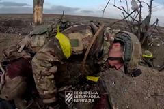 Útočící Ukrajinci museli ven ze zákopů u předměstí Bachmutu. Jeden zakrvácený se stihl vrátit zpět