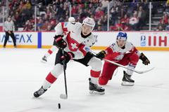 Švýcarský hokejista Attilio Biasca na MS juniorů v zápase proti Česku