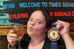 Kayleigh Williamsonová s medailí za Newyorský maraton