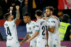 Fotbalisté Girony slaví gól ve španělské lize na hřišti Barcelony