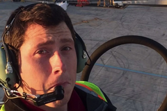 Zloděj dopravního letadla se dojímal krásou krajiny. Manévry děsil lidi pod sebou