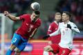 Robert Lewandowski a Tomáš Holeš v zápase kvalifikace ME 2024 Polsko - Česko
