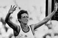 Jarmila Kratochvílová v cíli vítězného závodu na 800 m na MS v Helsinkách 1983