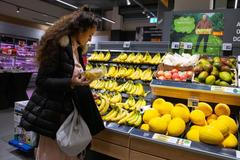 Ilustrační foto - nakupování, nákup, obchod, zboží, jídlo, sladké, sladkost, rohlík, pečivo, cena, ceny, zdražování, inflace, pokladní, Billa