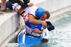 Kajakář Jiří Prskavec slaví s tátou a trenérem Jiřím Prskavcem starším vítězství ve finále na OH 2020