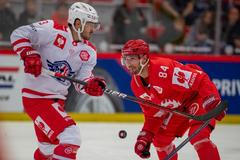 Petr Čajka (vlevo) a Tomáš Kundrátek v zápase hokejové Ligy mistrů