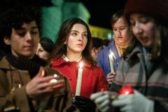 Natáčení filmu Vlny režiséra Jiřího Mádla, poslední natáčecí den, davová scéna, Nerudova ulice v Praze