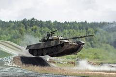 Ukrajinci zničili drahý ruský tank T-90 levnými čínskými drony