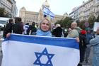 Ministryně obrany Jana Černochová (ODS) přišla s izraelskou vlajkou kousek od demonstrace na podporu Palestiny, aby dala naopak najevo podporu Izraeli
