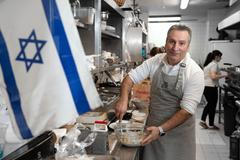 Restaurace Jerusalem v Praze a její majitel Avi Ben Perez připravující tradiční pokrm latkes (bramborák) na židovský svátek Chanuka