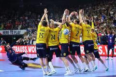 Francouz Elohim Prandi vyrovnává v závěru semifinále ME v házené proti Švédům