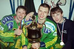 Zleva Jan Tomajko, Michal Broš a Ondřej Kratěna slaví vsetínský titul z roku 1999