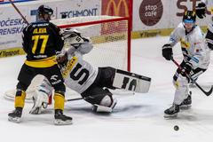 Nicolas Hlava z Litvínova, brankář Sparty Jakub Kovář a Jakub Krejčík ze Sparty