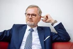 Premiér Petr Fiala poslouchá otázku v rozhovoru pro Aktuálně.cz