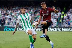 fotbal, Evropská liga, 2023/2024, Betis Sevilla - Sparta, Aitor Ruibal, Matěj Ryneš,