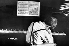 Klavír, chlapec, ilustrační