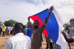 Ruské vlajky na propučistických demonstracích v Nigeru.