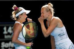 "Ještě jsme nechtěly jet domů," říká tenistka Hunterová k postupu do semifinále Australian Open