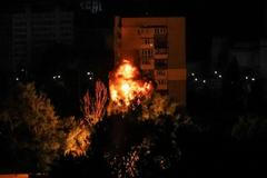 Děsivý zvuk a déšť ohnivých koulí. Video zachycuje sestřelení íránského dronu Šáhed