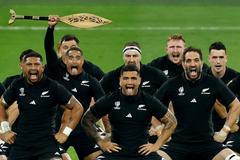 Novozélanďané předvádějí haku před zápasem s Francií na MS v ragby 2023