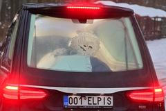 Pohřební vůz s rakví.