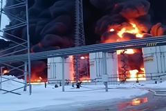 Klincy u Brjansku: Masivní požár v ruském ropném skladu po útoku Ukrajinců (19. ledna 2024)