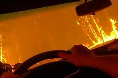 "Nechci tady umřít. Dnes mě nedostaneš." Policista vyvedl farmáře skrz lesní požár