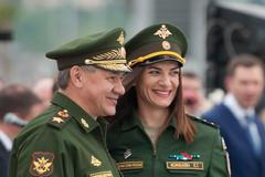 Jelena Isinbajevová ve společnosti ministra obrany Sergeje Šojgua