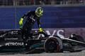 Havárie Lewise Hamiltona v Mercedesu ve VC Kataru F1 2023
