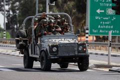 Džíp s izraelskými vojáky jede k Pásmu Gazy.