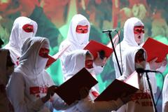 Volnyj Chor při svém vystoupení v maskách.