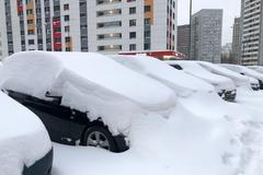 Zasněžená auta v Moskvě