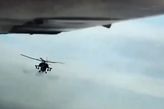 Ukrajinský dron uniká útokům ruských helikoptér