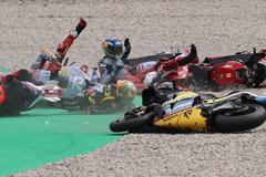Hromadná havárie po startu VC Katalánska MotoGP 2023