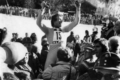 Franz Klammer nad hlavami nadšených fanoušků po triumfu na domácí olympiádě v Innsbrucku v roce 1976