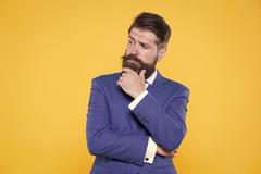 Muž, charisma, oblek, fousy